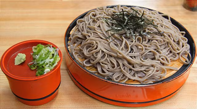 nguoi dan cac nuoc an gi de gap may man trong dip nam moi