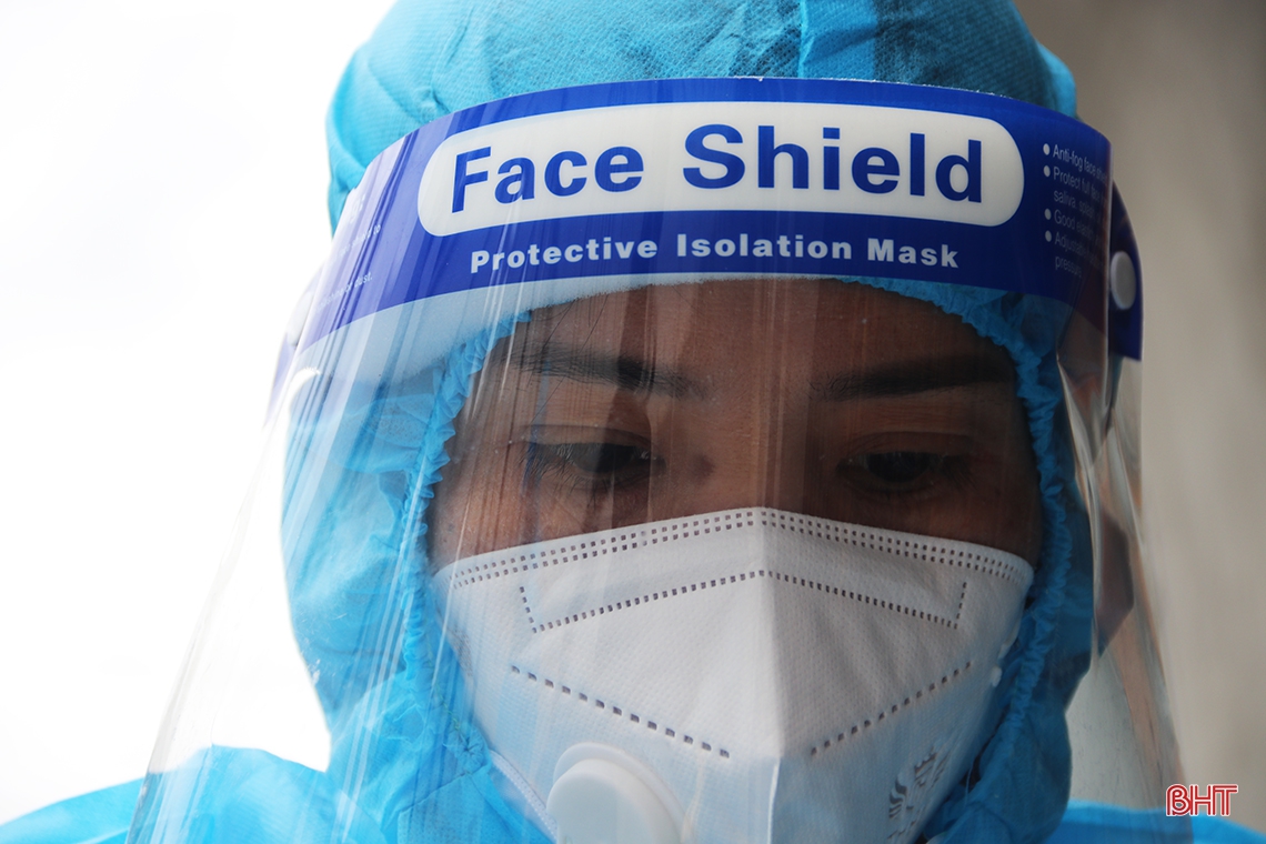 Theo chân tổ truy vết, lấy mẫu test nhanh COVID-19 trong vùng phong tỏa ở TX Kỳ Anh