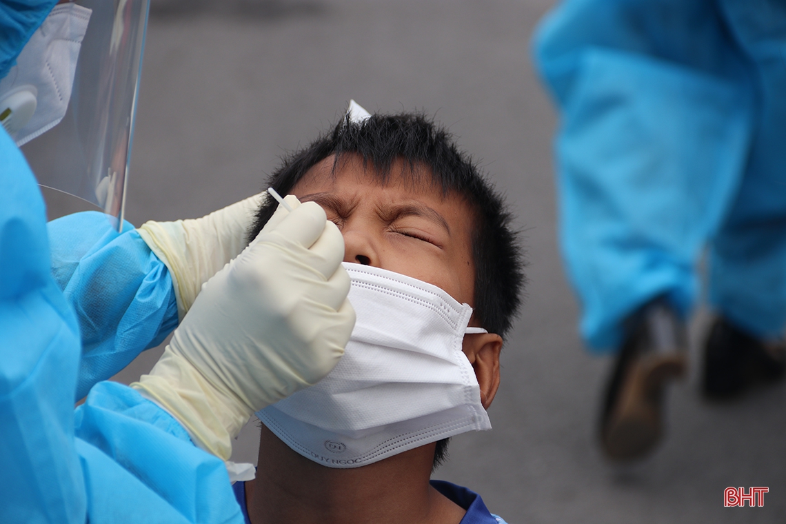 Theo chân tổ truy vết, lấy mẫu test nhanh COVID-19 trong vùng phong tỏa ở TX Kỳ Anh