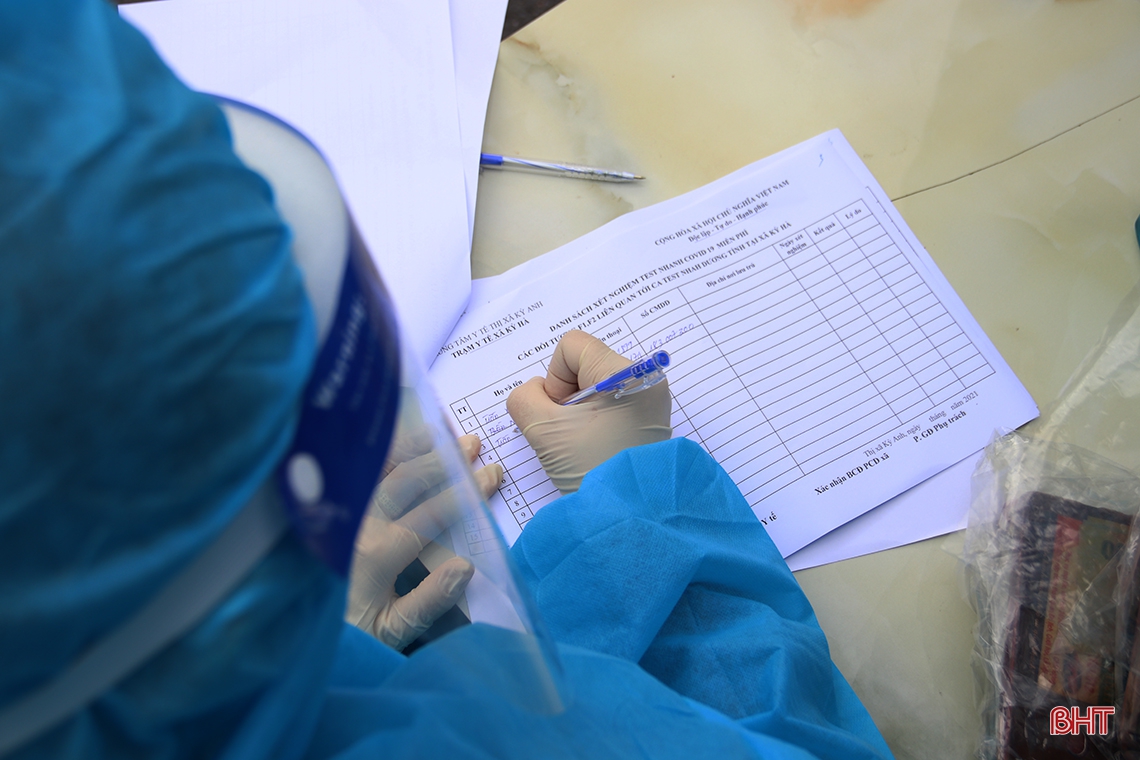 Theo chân tổ truy vết, lấy mẫu test nhanh COVID-19 trong vùng phong tỏa ở TX Kỳ Anh