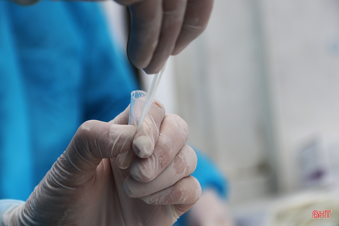 Theo chân tổ truy vết, lấy mẫu test nhanh COVID-19 trong vùng phong tỏa ở TX Kỳ Anh
