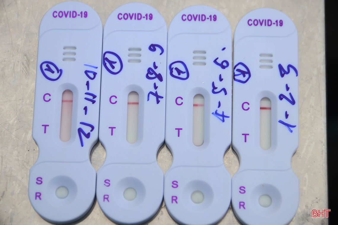 Theo chân tổ truy vết, lấy mẫu test nhanh COVID-19 trong vùng phong tỏa ở TX Kỳ Anh