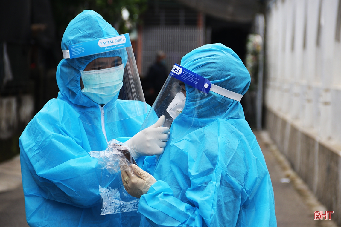 Theo chân tổ truy vết, lấy mẫu test nhanh COVID-19 trong vùng phong tỏa ở TX Kỳ Anh