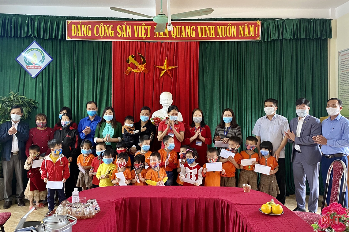 Thường trực Tỉnh ủy Hà Tĩnh tham gia trồng cây đầu năm tại các địa phương