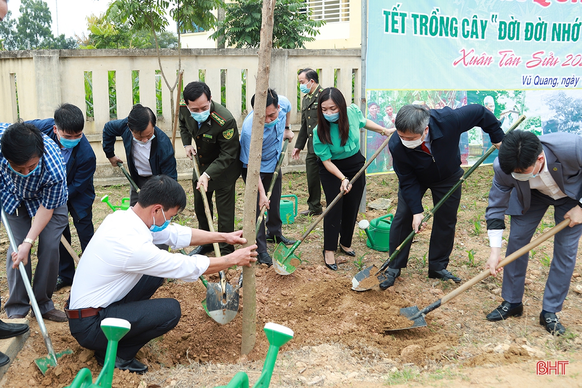 Thường trực Tỉnh ủy Hà Tĩnh tham gia trồng cây đầu năm tại các địa phương