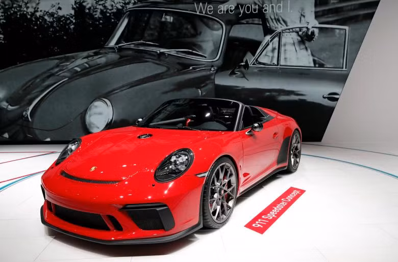 VinFast trông ra sao bên các hãng xe lớn tại Paris Motor Show