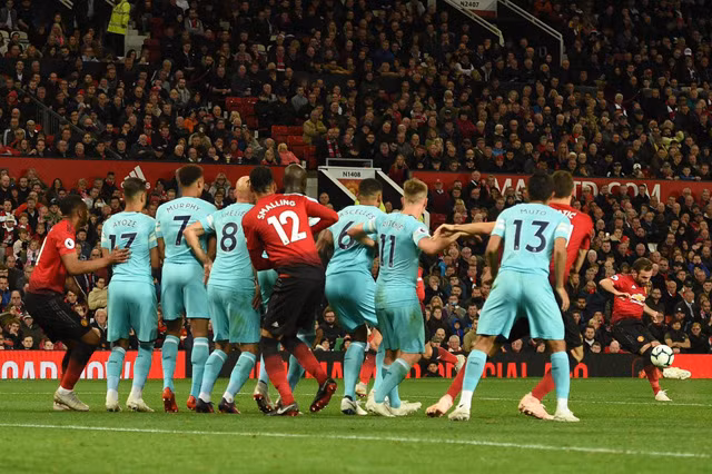 M.U 3-2 Newcastle: Ngược dòng không tưởng
