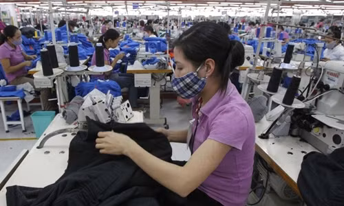 Công nhân trong một nhà máy may ở ngoại thành Hà Nội. Ảnh: Reuters World Bank dự báo Việt Nam tăng trưởng 6,8% năm nay