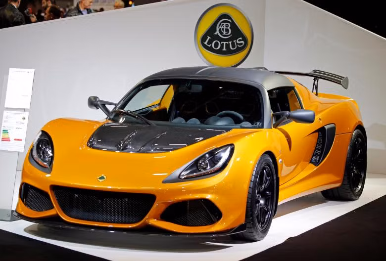 VinFast trông ra sao bên các hãng xe lớn tại Paris Motor Show