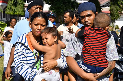 Bé 5 tuổi trở về sau 1 tuần mất tích trong thảm họa kép ở Indonesia