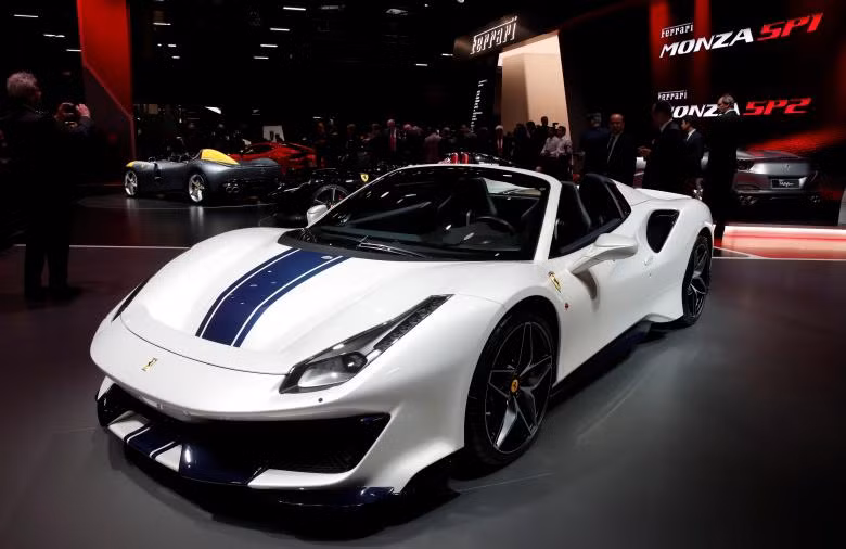 VinFast trông ra sao bên các hãng xe lớn tại Paris Motor Show