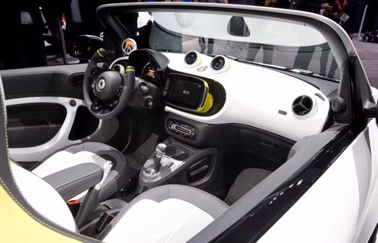 VinFast trông ra sao bên các hãng xe lớn tại Paris Motor Show