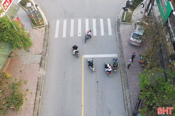 Ngang nhiên vượt đèn đỏ, đi sai làn tại giao lộ