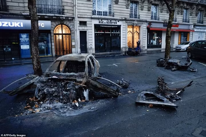 Bãi chiến trường giữa Thủ đô Paris hoa lệ sau bạo loạn