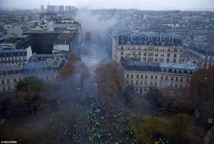 Bãi chiến trường giữa Thủ đô Paris hoa lệ sau bạo loạn