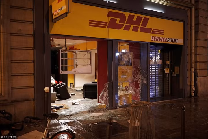 Bãi chiến trường giữa Thủ đô Paris hoa lệ sau bạo loạn