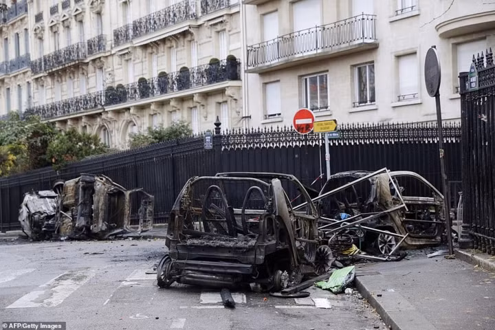 Bãi chiến trường giữa Thủ đô Paris hoa lệ sau bạo loạn
