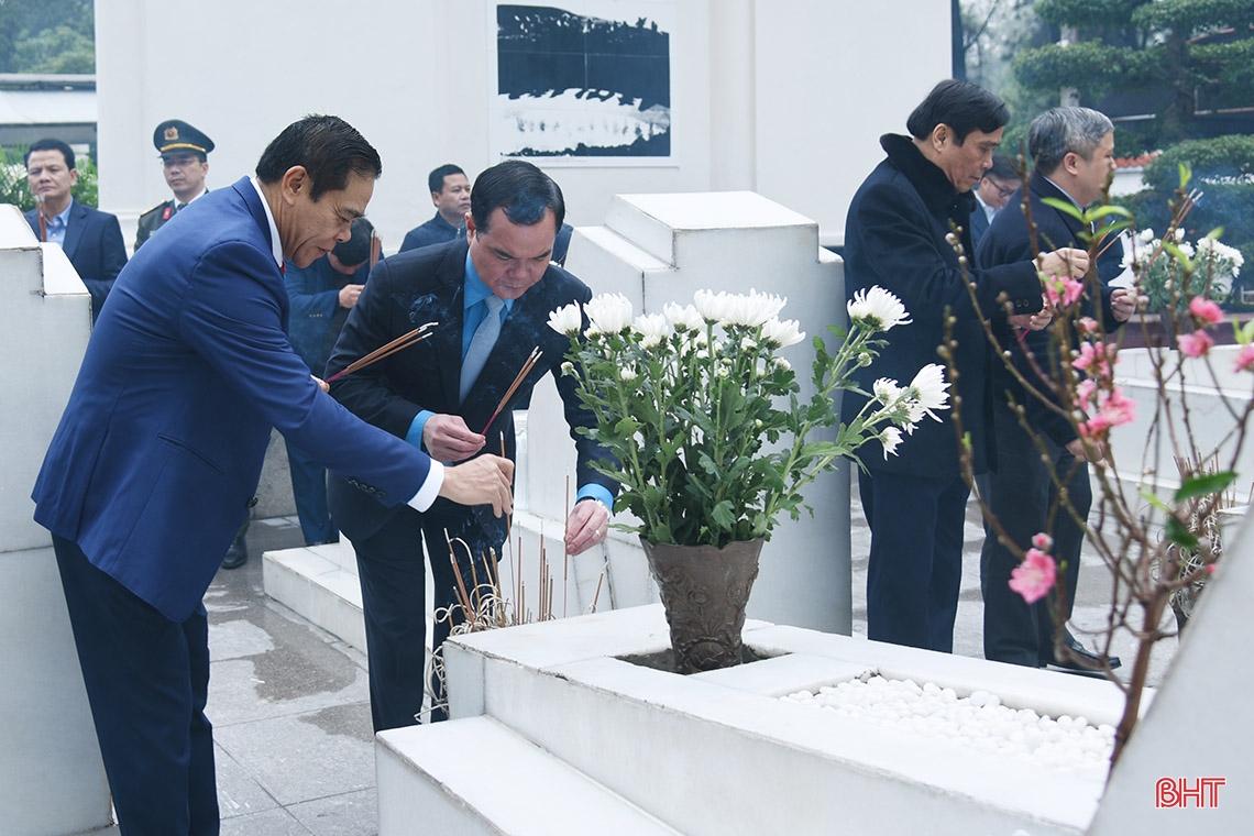 Chủ nhiệm UBKT Trung ương dâng hương tại các địa chỉ đỏ, trao quà tết cho người dân Hà Tĩnh