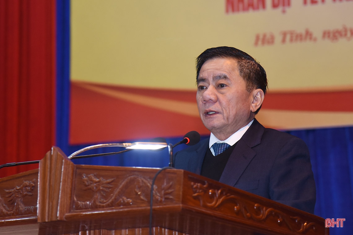 Chủ nhiệm UBKT Trung ương dâng hương tại các địa chỉ đỏ, trao quà tết cho người dân Hà Tĩnh