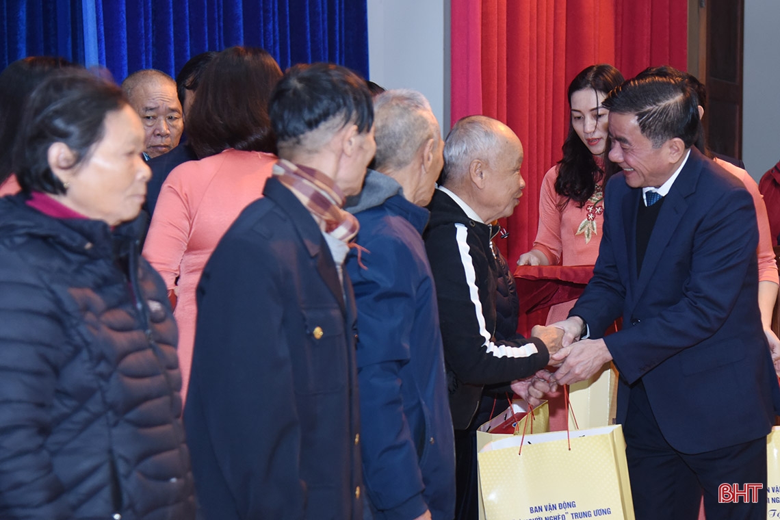 Chủ nhiệm UBKT Trung ương dâng hương tại các địa chỉ đỏ, trao quà tết cho người dân Hà Tĩnh