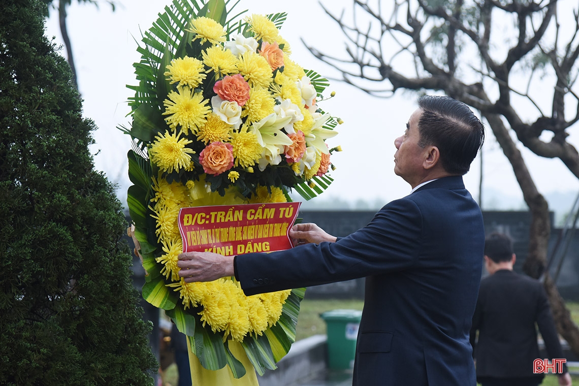 Chủ nhiệm UBKT Trung ương dâng hương tại các địa chỉ đỏ, trao quà tết cho người dân Hà Tĩnh