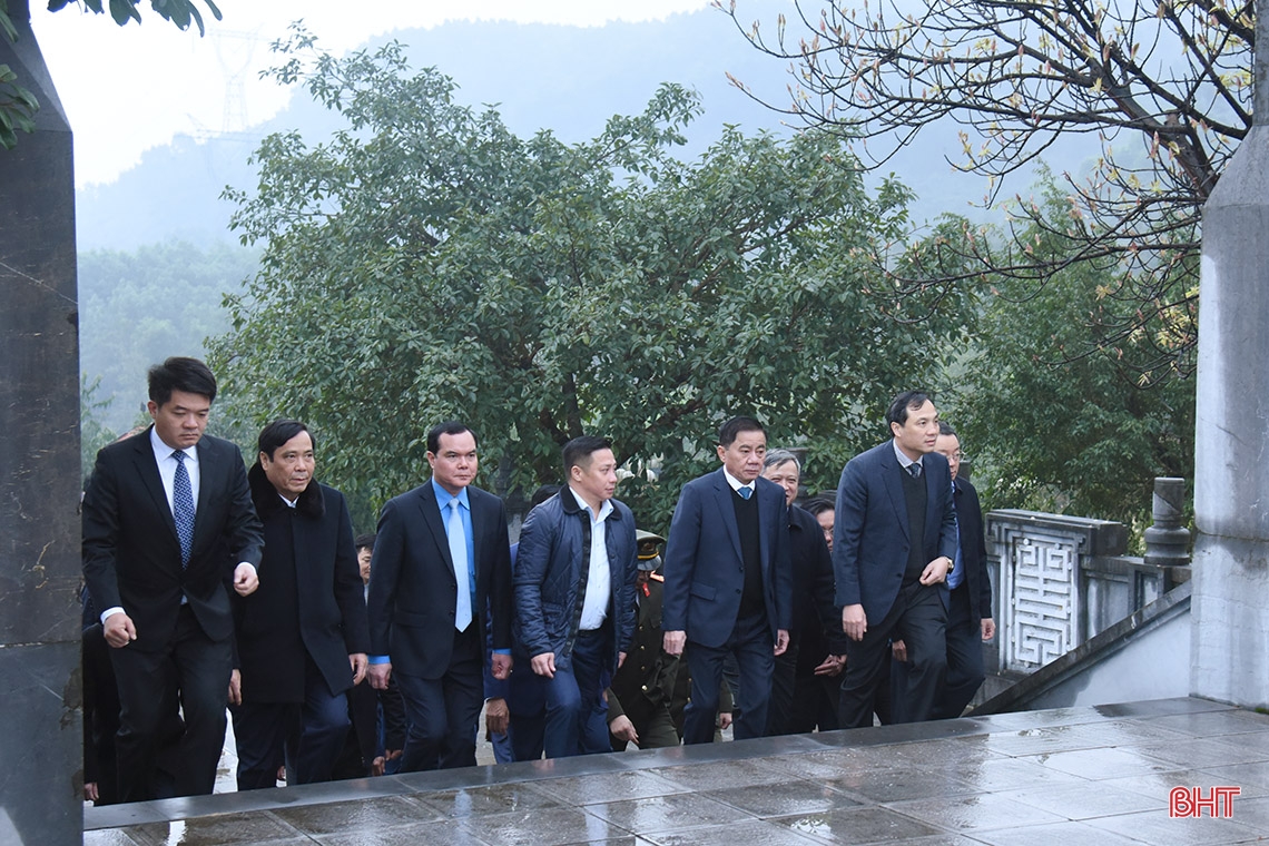 Chủ nhiệm UBKT Trung ương dâng hương tại các địa chỉ đỏ, trao quà tết cho người dân Hà Tĩnh