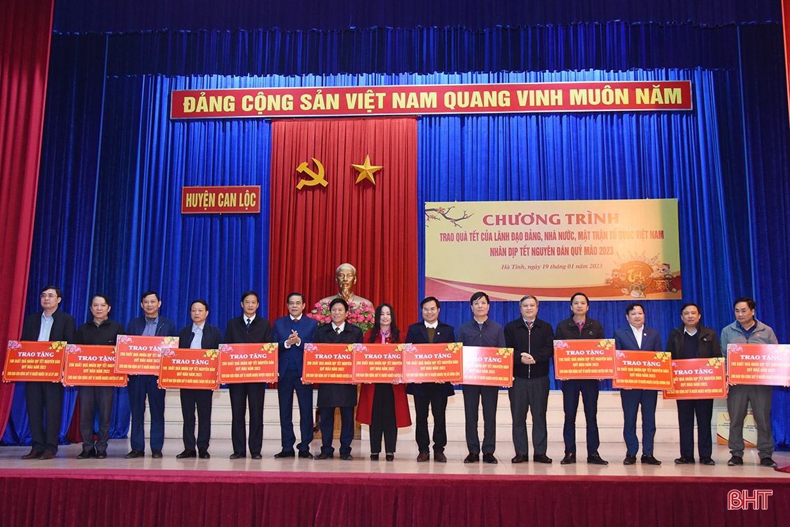 Chủ nhiệm UBKT Trung ương dâng hương tại các địa chỉ đỏ, trao quà tết cho người dân Hà Tĩnh
