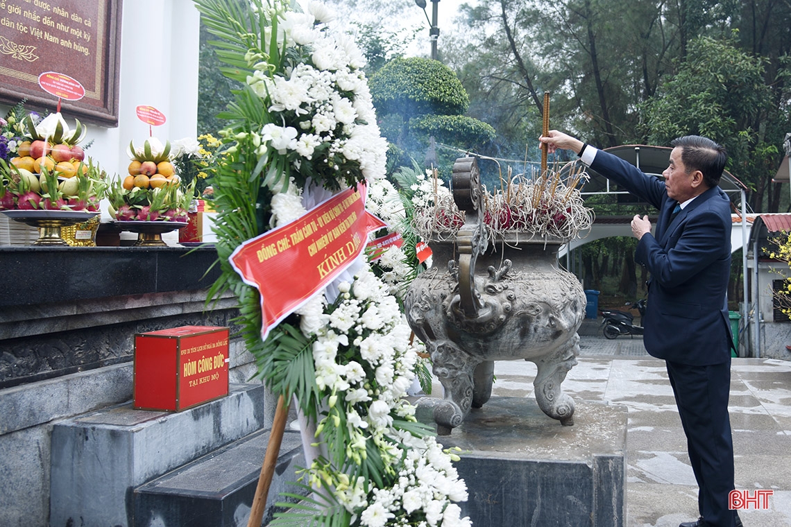Chủ nhiệm UBKT Trung ương dâng hương tại các địa chỉ đỏ, trao quà tết cho người dân Hà Tĩnh