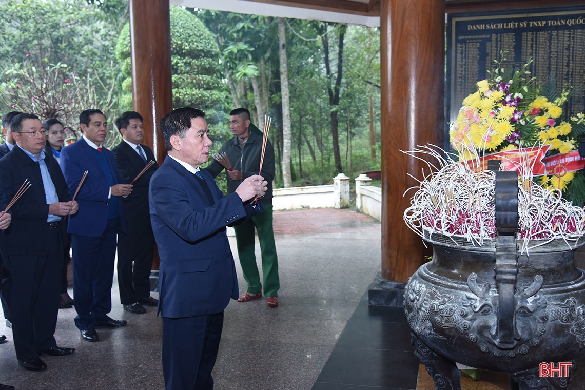 Chủ nhiệm UBKT Trung ương dâng hương tại các địa chỉ đỏ, trao quà tết cho người dân Hà Tĩnh