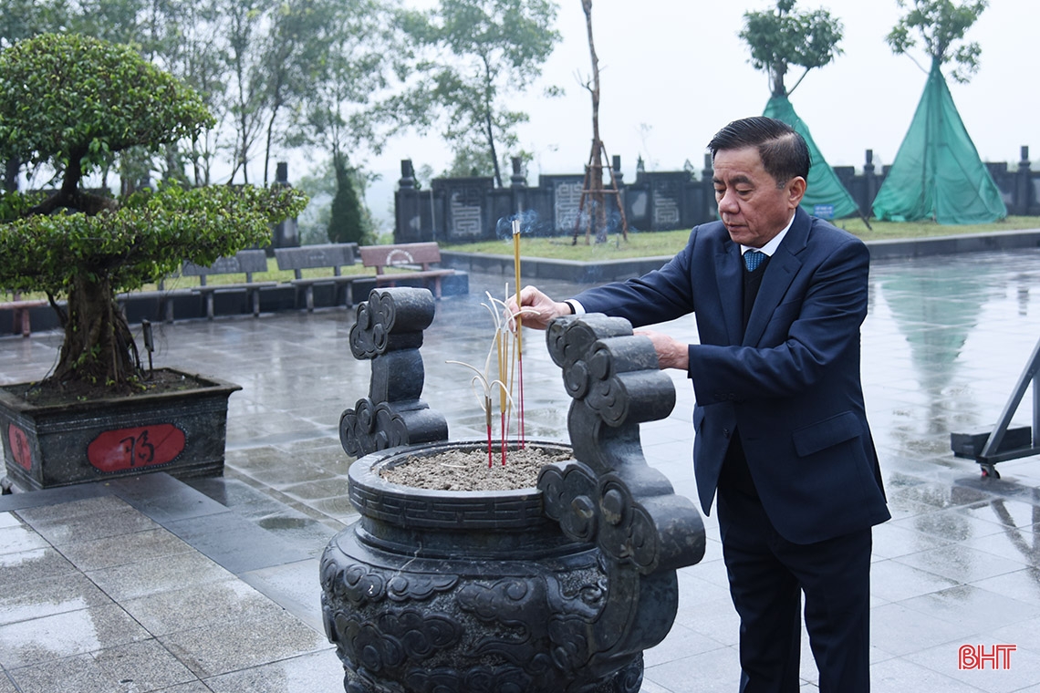 Chủ nhiệm UBKT Trung ương dâng hương tại các địa chỉ đỏ, trao quà tết cho người dân Hà Tĩnh