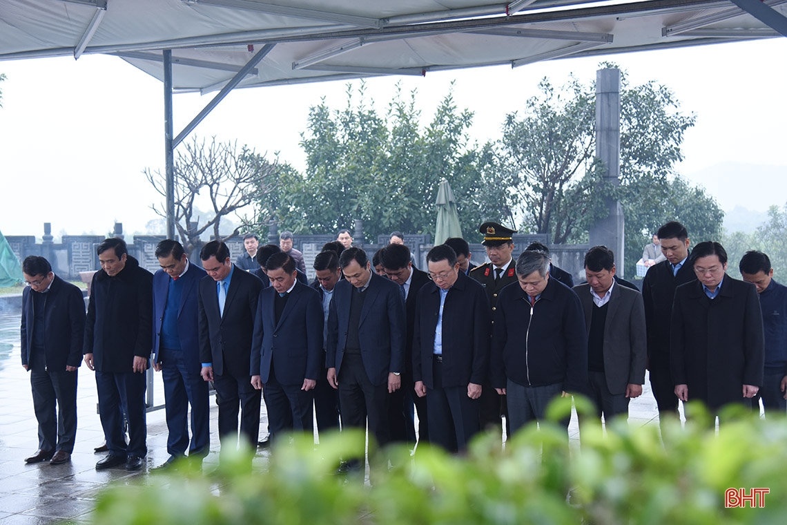 Chủ nhiệm UBKT Trung ương dâng hương tại các địa chỉ đỏ, trao quà tết cho người dân Hà Tĩnh