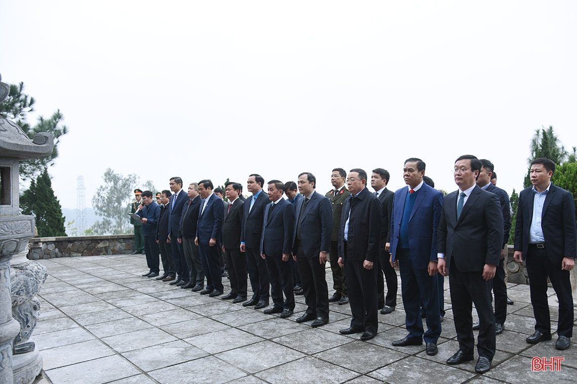 Chủ nhiệm UBKT Trung ương dâng hương tại các địa chỉ đỏ, trao quà tết cho người dân Hà Tĩnh