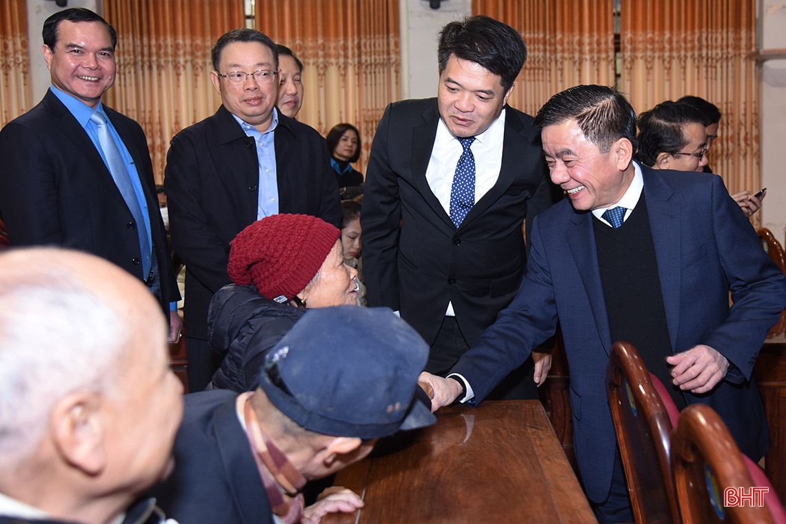 Chủ nhiệm UBKT Trung ương dâng hương tại các địa chỉ đỏ, trao quà tết cho người dân Hà Tĩnh