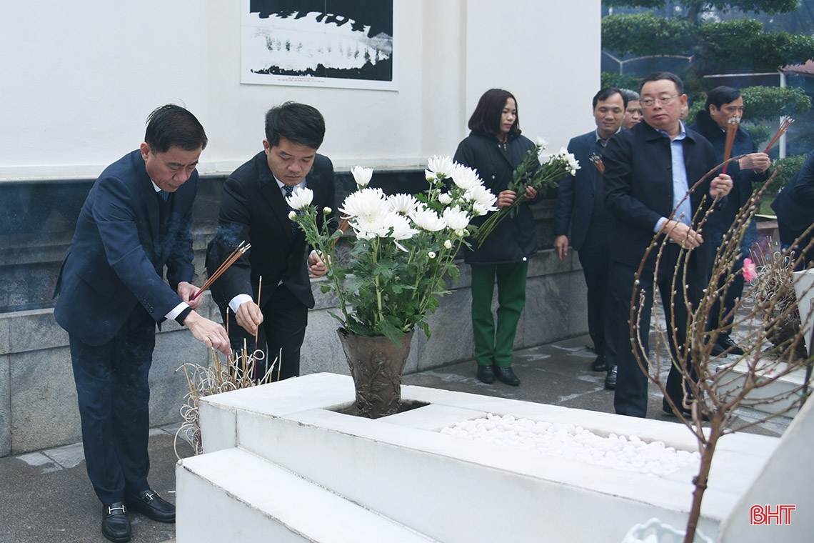 Chủ nhiệm UBKT Trung ương dâng hương tại các địa chỉ đỏ, trao quà tết cho người dân Hà Tĩnh
