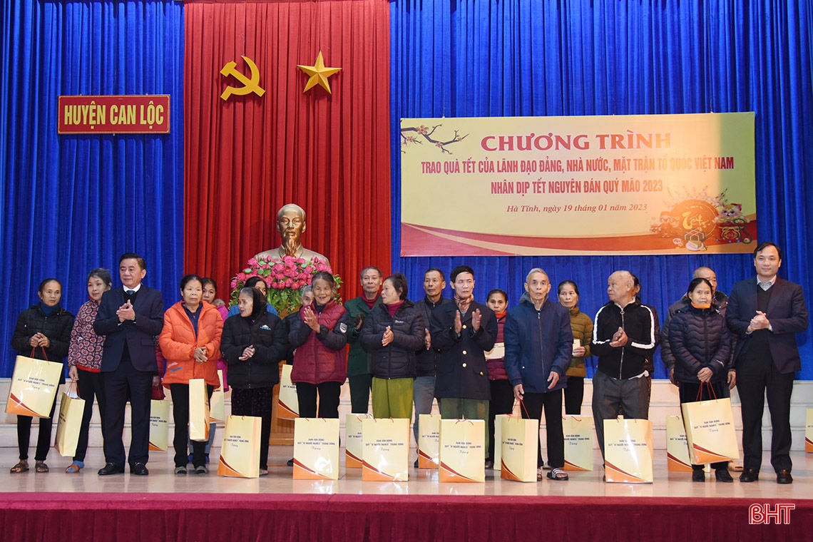 Chủ nhiệm UBKT Trung ương dâng hương tại các địa chỉ đỏ, trao quà tết cho người dân Hà Tĩnh