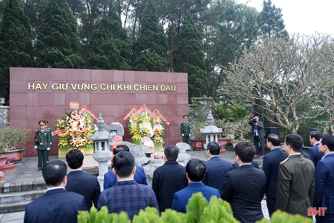 Chủ nhiệm UBKT Trung ương dâng hương tại các địa chỉ đỏ, trao quà tết cho người dân Hà Tĩnh
