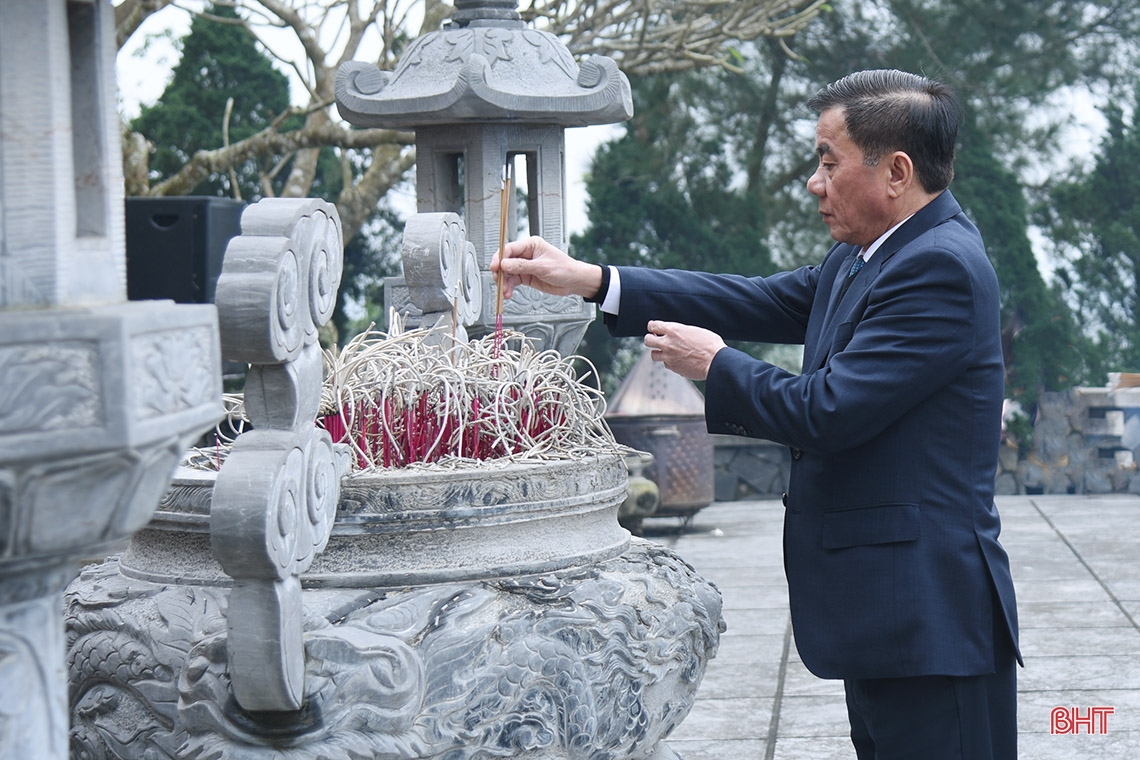 Chủ nhiệm UBKT Trung ương dâng hương tại các địa chỉ đỏ, trao quà tết cho người dân Hà Tĩnh