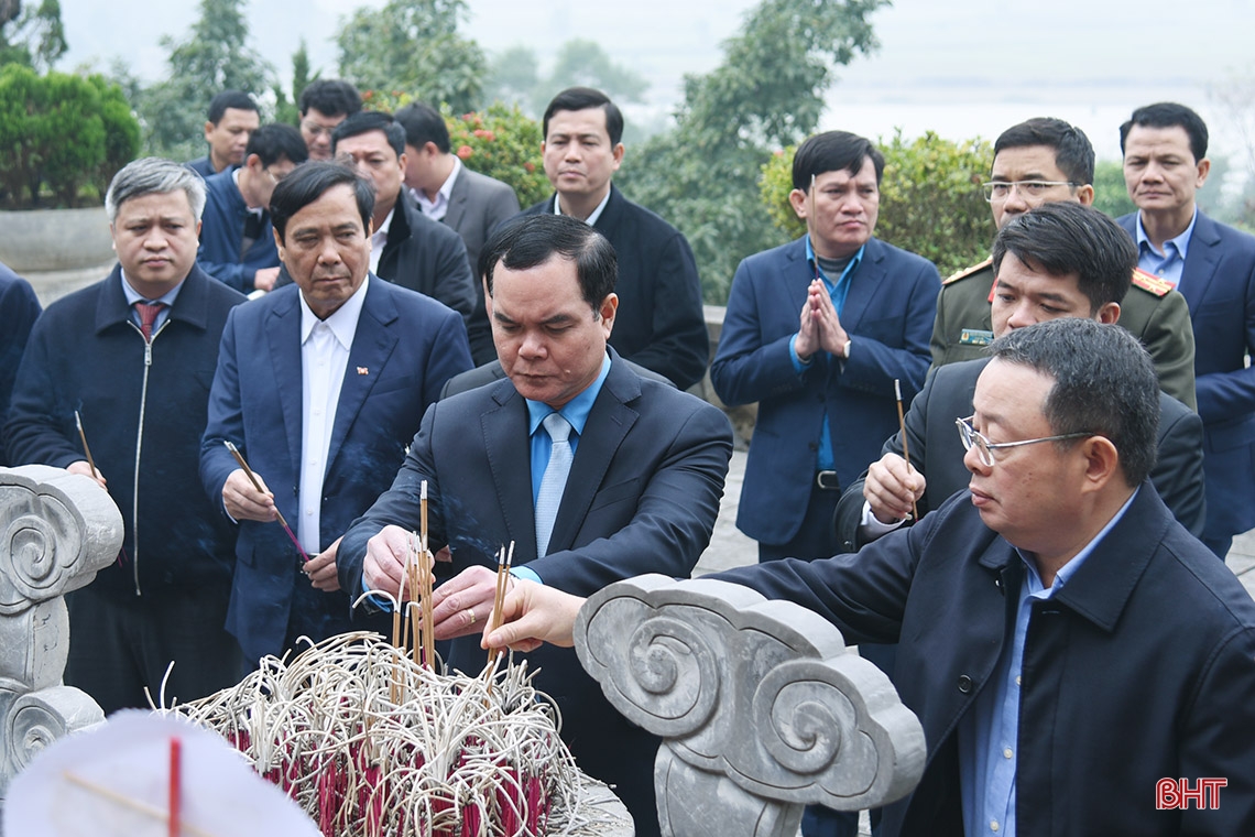 Chủ nhiệm UBKT Trung ương dâng hương tại các địa chỉ đỏ, trao quà tết cho người dân Hà Tĩnh