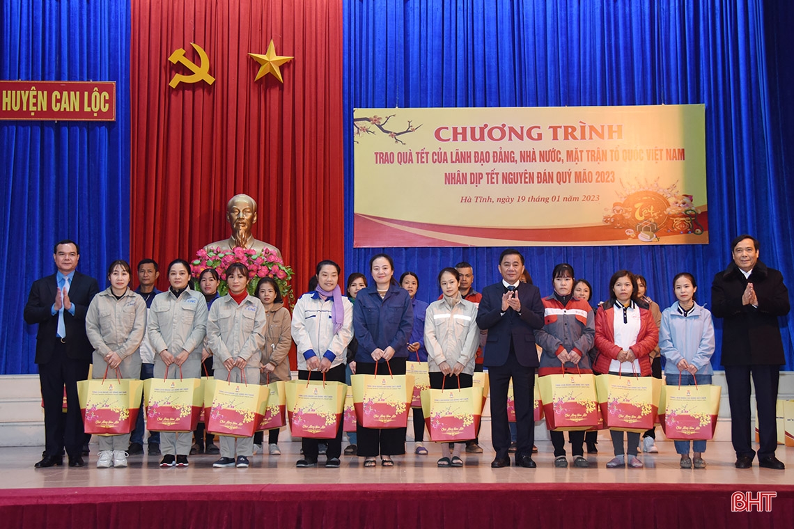 Chủ nhiệm UBKT Trung ương dâng hương tại các địa chỉ đỏ, trao quà tết cho người dân Hà Tĩnh