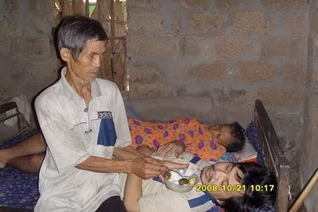 Ông Hoan đang chăm sóc vợ và con trai nằm liệt giường