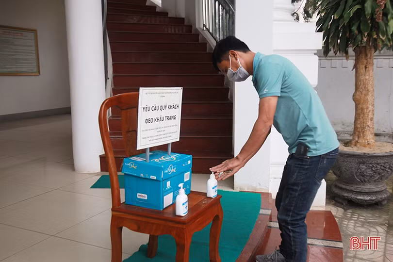 Người dân Hà Tĩnh hình thành thói quen mới khi ra khỏi nhà