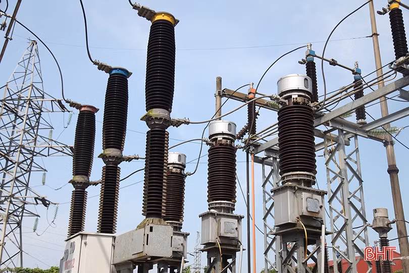 “Mục sở thị” công nghệ vệ sinh trạm biến áp 110 kV không cần cắt điện ở Hà Tĩnh