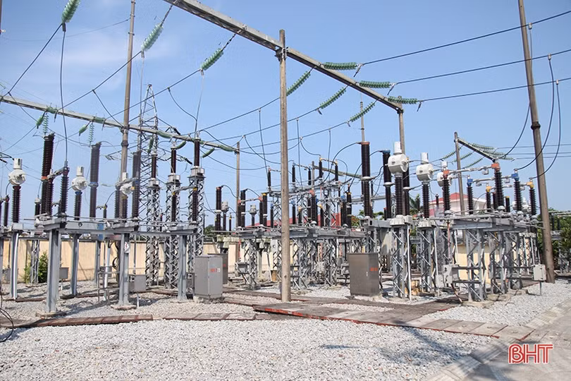 “Mục sở thị” công nghệ vệ sinh trạm biến áp 110 kV không cần cắt điện ở Hà Tĩnh