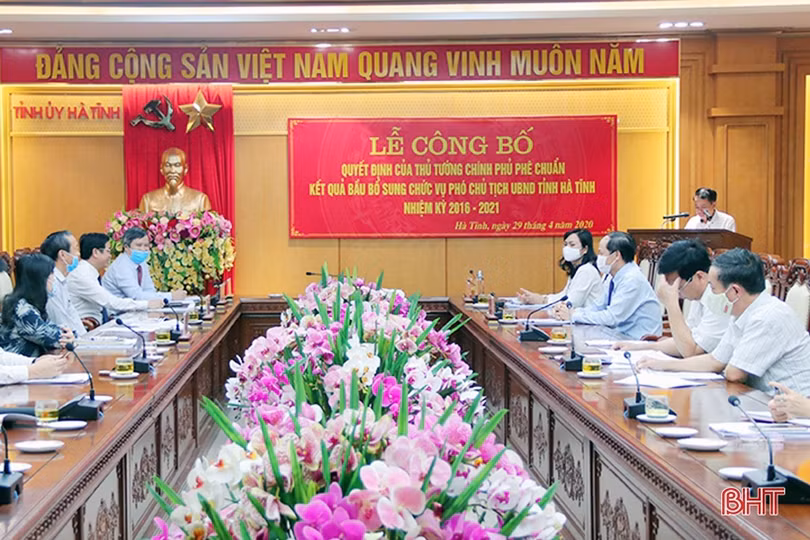 Công bố quyết định của Thủ tướng phê chuẩn kết quả bầu bổ sung chức vụ Phó Chủ tịch UBND tỉnh Hà Tĩnh