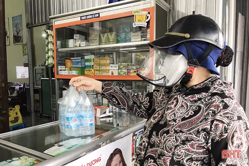 Người dân Hà Tĩnh hình thành thói quen mới khi ra khỏi nhà