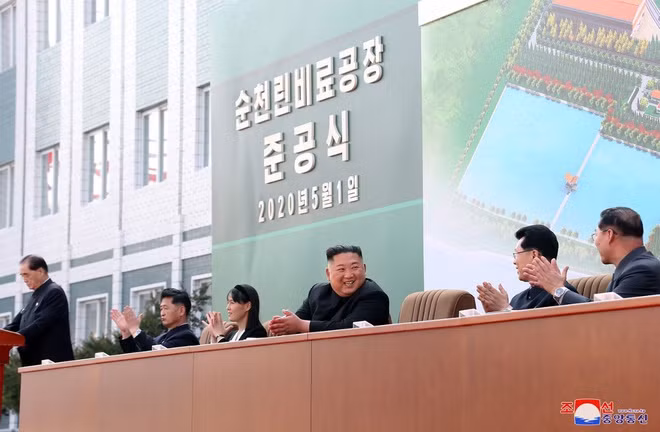Theo KCNA , ông Kim tới thăm vài địa điểm ở nhà máy”. Ảnh: KCNA/AFP . Hình ảnh tái xuất của ông Kim Jong Un có thông điệp gì?