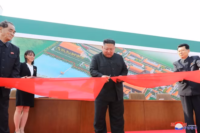 Ngày 2/5 ông Kim Jong Un cắt băng khánh thành một nhà máy phân bón - lần đầu tiên ông xuất hiện sau 20 ngày vắng mặt. Ảnh: KCNA. Hình ảnh tái xuất của ông Kim Jong Un có thông điệp gì?