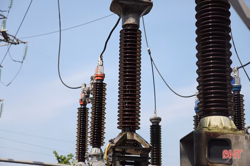 “Mục sở thị” công nghệ vệ sinh trạm biến áp 110 kV không cần cắt điện ở Hà Tĩnh