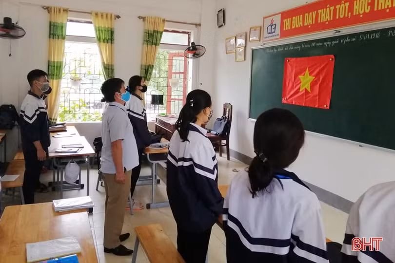 Học sinh lớp 9, 12 ở Hà Tĩnh trở lại trường: Đo thân nhiệt, rửa tay sát khuẩn, bố trí giãn cách an toàn