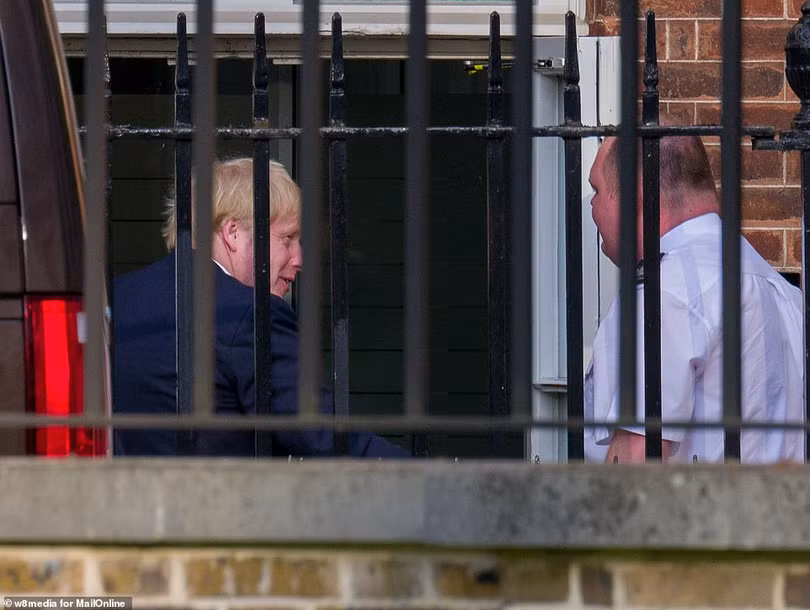 Ông Boris Johnson có mặt ở Dinh Thủ tướng Anh trước khi chính thức quay lại làm việc vào hôm nay